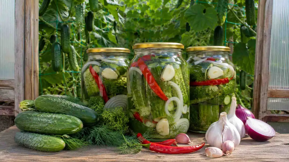 Ogórki z chili, cebulą i czosnkiem na zimę