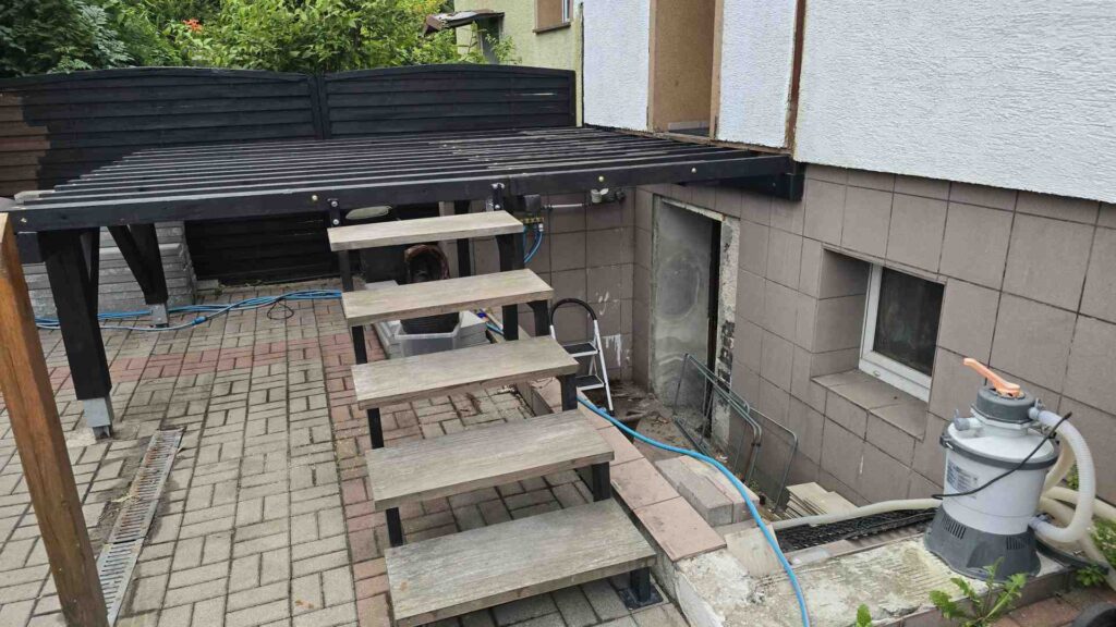 Gotowa konstrukcja przygotowana do układania desek | foto. Kamil w Ogrodzie