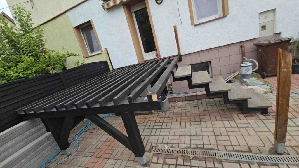 Gotowa konstrukcja przygotowana do układania desek | foto. Kamil w Ogrodzie