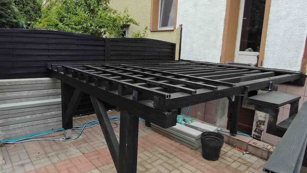 Prawidłowe ułożenie legarów pod deski kompozytowe | foto. Kamil w Ogrodzie